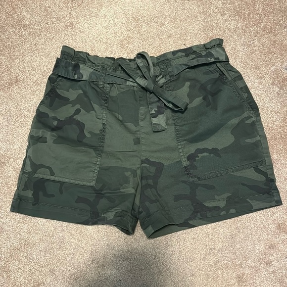 Sanctuary camouflage paper bag style shorts size 32 - Picture 1 of 4